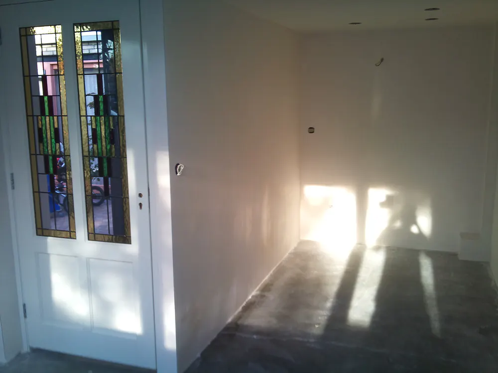 Verbouwde garage, stuc- en schilderklaar opgeleverd